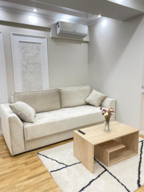 RentNow White and Cozy Apartment in Center, Parking